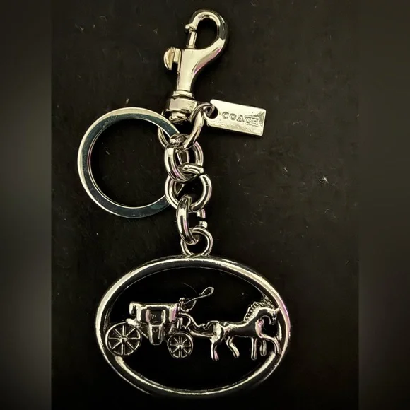 Metallic Keychain with Carriage Motif - Picture 2 of 3